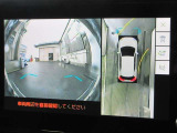 パノラミックビューモニター付きです。車両を上から見たような映像をディスプレイオーディオ画面に表示。運転席からの目視だけでは見にくい、車両周辺の状況をリアルタイムでしっかり確認できます。