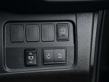運転席右側にはアイドリングストップ、両側オートスライドドア、ハンズフリーオートスライドドアのスイッチが有ります。