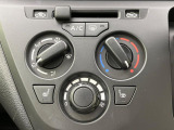 寒い冬も暑い夏も全席に快適な空調を届けてくれる、ダイヤル式エアコンを装備♪
