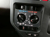マニュアルエアコン装着。空調装備の操作はダイヤル・スライド式です。
