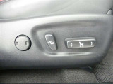 運転席シート調整を電動で調整できます。無段階調整なので、どなたにもピッタリの調整が可能です。