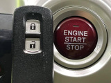 【Hondaスマートキー】カバンやポケットに入れたままでもドアの施錠・解錠が可能なスマートキーを装備。エンジンのオン・オフ時もカギを取り出す必要が無いからとっても便利です♪