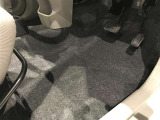 内装工程では、中古車を気持ちよくお乗りいただけるよう清掃しております。シートの洗浄はもちろん、ニオイの元となるフロアカーペットまで洗浄・消臭を実施。