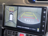 パノラミックビューモニターを装備。駐車場や交差点でクルマを真上から見るように周囲を確認できます。機能の詳細は販売店スタッフまでおたずねください。