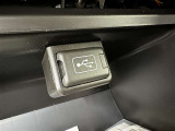 充電用USB端子付き。スマートフォンなどの充電に便利です。