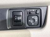【電動格納ミラー】サイドミラーは電動格納式となっており、狭い駐車場でもキズがつくリスクを抑えられます。