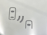 【ブラインドスポットモニター】走行中、ドアミラーの死角になりやすい箇所に後続車が接近するとサイドミラーのレンズに警告を表示!ドライバーに注意喚起をしてくれます。