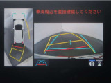 パノラミックビューモニター付きです。車両を上から見た様な映像を画面に表示。運転席からの目視だけでは見にくい、車両周辺の状況をリアルタイムでしっかり確認出来ます。