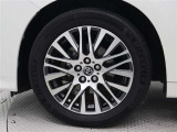専用18インチアルミホイール(切削光輝)が装着されています。タイヤサイズ235/50R18