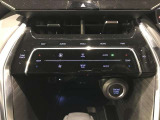 【オートエアコン】一度お好みの温度に設定すれば、車内の温度を検知し風量や温度を自動で調整。暑い&hellip;寒い&hellip;と何度もスイッチ操作をする必要はありません。快適な車内空間には必須の機能ですね♪