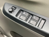 【電動格納ミラー】サイドミラーは電動格納式となっており、狭い駐車場でもキズがつくリスクを抑えられます。