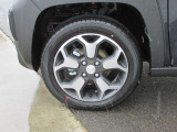 シックなアルミホイールがクルマをシャープでクールに演出します。Chic aluminum wheels give the car a sharp, cool look.