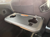 飲み物を置いたりお菓子を置いたり出来る便利なシートバックテーブルがついてますのでロングドライブなどに便利ですよ♪