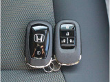 スマートキー付ですので、カバンの中やポケットに携帯するだけでドアロックの開閉・エンジンスタートが可能です!ボタン操作でもタッチセンサーでもドア開閉が可能で、しかもセキュリティ機能付きです!!