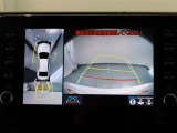パノラミックビューモニター付きです。車両を上から見たような映像をモニター画面に表示。運転席からの目視では見にくい、車両周辺の状況をリアルタイムでしっかり確認できます。