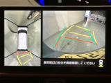 パノラミックビューモニター付きです。車両を上から見たような映像をディスプレイオーディオ画面に表示。運転席からの目視だけでは見にくい、車両周辺の状況をリアルタイムでしっかり確認できます。