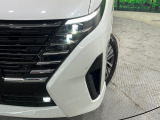 【LEDヘッドライト】悪天候や夜間走行時も良好な視界を確保し安心して運転できる高輝度LEDヘッドライトを装備!点灯速度が早く、消費電力も抑えられています。