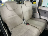 ベンチシートなので姿勢の自由度も高くどちらのドアからでも乗車可能です♪