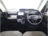 ■視界良好で運転しやすいコックピットです。シンプルで操作性の良いインパネ回りにデザインされ、SUBARUは安全性能に徹底的にまでこだわった視界設計を行っています。ベンチシートですので移動も楽々です。