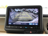 車庫入れ時は、バックカメラ3アングル切替で安心です。