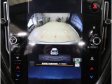後方の映像を車内の11.6インチディスプレイに表示。 ステアリング操作に連動して動くガイドラインが、駐車や車庫入れをよりスムーズにサポート。狭いスペースでも安心して操作できる頼れる機能です。