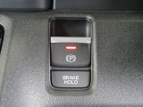 【電子制御パーキングブレーキ】スイッチ操作でパーキングブレーキをオン/オフ。発進時、運転席のシートベルトが着用されている時アクセルを踏めば自動的に解除されます。