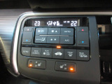 オートエアコンは左右席で独立温度コントロールが可能です。シートヒーター付きで、冷えた車内でもスイッチを押せば数秒で座面と背もたれがあたたかくなります。