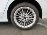 全車両に標準装備の純正アルミホイールは、純正ならではのバランスの良いデザインと、走行安定性をお楽しみ頂けます。