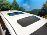 【サンルーフ】開放感たっぷりの希少装備、サンルーフが装着されています!車内に明かりを取り入れたり景色を楽しむ以外にも、車内の空気も簡単に換気できて快適です!