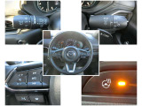 本革巻きステアリングには、便利なステアリングスイッチ装備♪ハンドルが冷たくて触りたくない。そんな時に活躍するステアリングヒーターも搭載です☆
