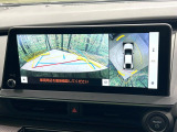 【パノラミックビューモニター】専用のカメラにより、上から見下ろしたような視点で360度クルマの周囲を確認することができます☆死角部分も確認しやすく、狭い場所での切り返しや駐車もスムーズに行えます。