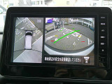 【アラウンドビューモニター】空から見下ろすような視点で、スムースな駐車と安全確認をサポートします。