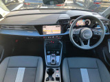 インテリアはブラックを基調とした内装になっております。飽きの来ないドイツ車らしい内装です。
