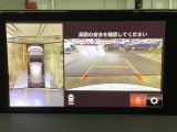 狭い場所での駐車やすれ違いなどでより的確な運転操作に役立つ360&deg;ビューモニターが装備されています。