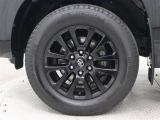 ブラック塗装を施した18インチアルミホイールを装着しています。タイヤサイズ265/60R18