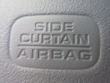 サイドカーテンエアバックシステムは、側面衝突時に大人から子供までさまざまな体格の乗員の頭部や頚部を広範囲で保護。特にセンターピラーへの頭部衝突を防ぐ展開性能を実現しています。
