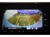 後方の死角を軽減し、狭い場所での切替しや駐車もしやすくなるバックモニターを装備しています。