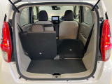 後部座席は分割でシートをたおすことができます。大きな荷物、ゴルフバックも積めます。上質で広々とした室内だから、みんなが心地よく車内で快適に過ごせます♪