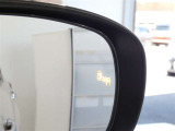 隣車線を走る車両をレーダーで検知し、ドアミラーでは確認しにくい後側方エリアに存在する車両に加え、急接近してくる車両も検知します。車両を検知するとドアミラーに搭載されたLEDインジケーターが点灯します。
