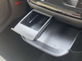 インストセンターロアBOX・グローブBOX・カップホルダー付きインストセンタースライドトレイ等、車内に持ち込んだ小物やドリンクが片付く収納も充実です。
