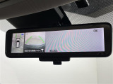 【デジタルルームミラー】車両後方カメラの映像をルームミラーに映すことが出来ます。 そのため、後席に人や荷物があって後方が見えづらい場合でもしっかり視界を確保することが出来ます。
