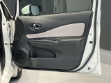 運転席ドアには500ミリリットルのペットぼとるなどが収納できるドアトリムになっていますので便利です。