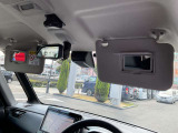 日差しを遮るためのもので、自動車のフロントガラス上部に取り付けらています。エチケットミラーも装備