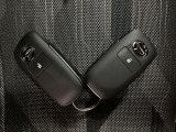 スマートキー機能を有しています!ドアロックの開閉やエンジン始動時にキーをポケットやカバンなどに携帯していればキーを挿さなくてもそのまま手ぶらで可能です!!
