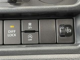 デフロックスイッチ、ESP OFFスイッチ、アイドリングストップシステムOFFスイッチ、光軸調整ダイヤル。
