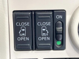【両側パワースライドドア】スマートキーや運転席のスイッチで後席両側スライドドアの開閉が可能♪電動だから力を入れてドアを開ける必要が無く、小さなお子様でも簡単に開け閉めでき快適です♪