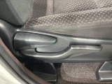 シートハイトアジャスターが付いているので運転姿勢を調整するのに便利ですね。身長に合ったシートポジションは安全運転や疲労軽減にもつながります。