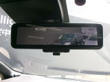 インテリジェントルームミラー、後方がカメラの映像で見れるので視界くっきり、車内に障害物があっても関係ありません。普通のバックミラーとも切りかえが出来ます。
