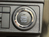 エンジンスタートボタンです。キーが車内にあれば、エンジンの始動・停止はブレーキを踏んでスイッチを押すだけ!キーを取り出す手間を省き、ワンプッシュでエンジンを操作するので簡単でスムーズです。
