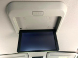 【フリップダウンモニター】大画面モニターで後席でもエンタメをお楽しみいただけます。小さなお子様にも大人気の装備です♪